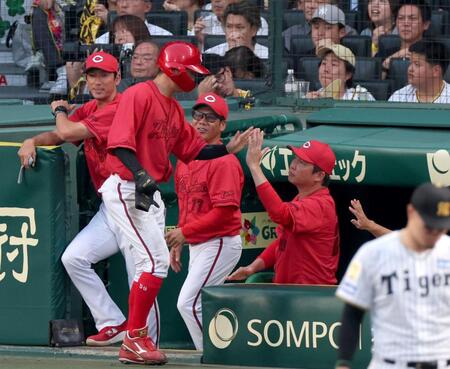 ３回、小園の適時打で生還した大盛（手前）とタッチを交わす新井監督（撮影・立川洋一郎）