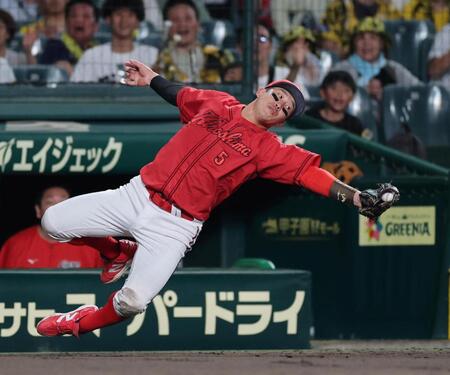 ８回、小園は福島の飛球を捕球する（撮影・山口登）