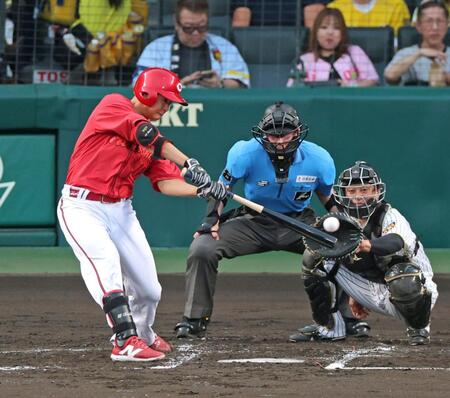 ３回、左前打を放つ森（撮影・立川洋一郎）