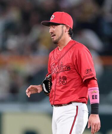 ９回、菊池は右手の人さし指を負傷しベンチに戻る（撮影・山口登）