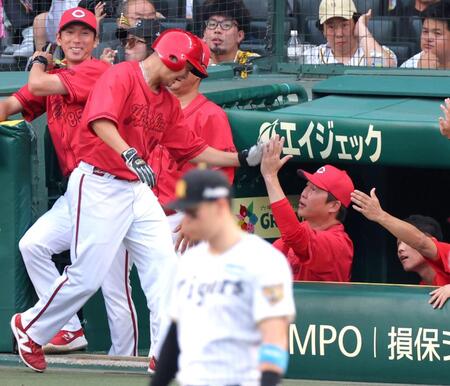 ３回、大盛の先制適時打で生還した森（手前）とタッチを交わす新井監督（撮影・立川洋一郎）