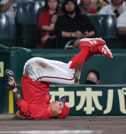 ８回、小園は福島の飛球を捕球する（撮影・山口登）