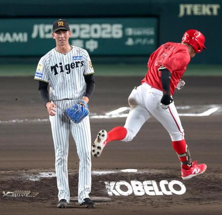 ６回、小園（右）を左飛に打ち取り、すれ違いざまに笑みを見せる今朝丸（撮影・立川洋一郎）