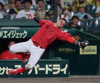 ８回、小園は福島の飛球を捕球する（撮影・山口登）