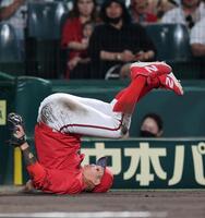 ８回、小園は福島の飛球を捕球する（撮影・山口登）