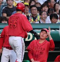 ３回、生還した大盛を迎える新井監督（右）＝撮影・山口登