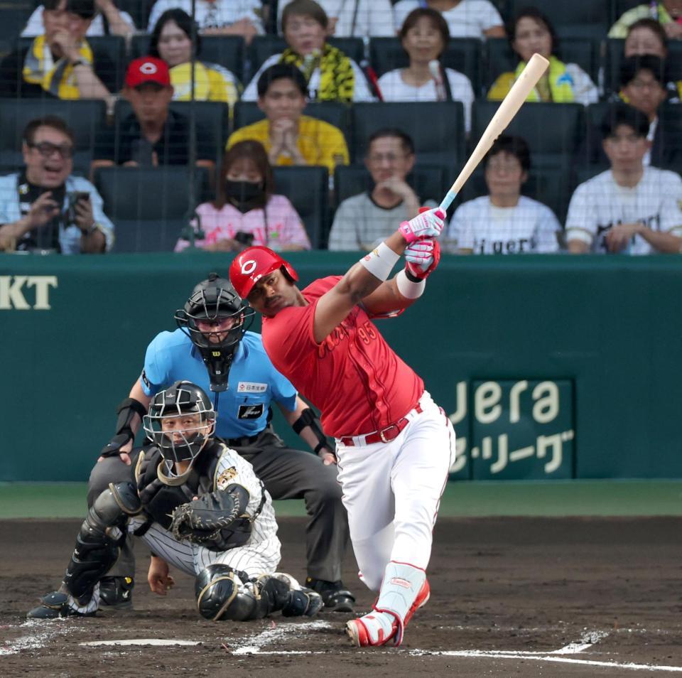 ３回、２点適時二塁打を放つモンテロ（撮影・立川洋一郎）