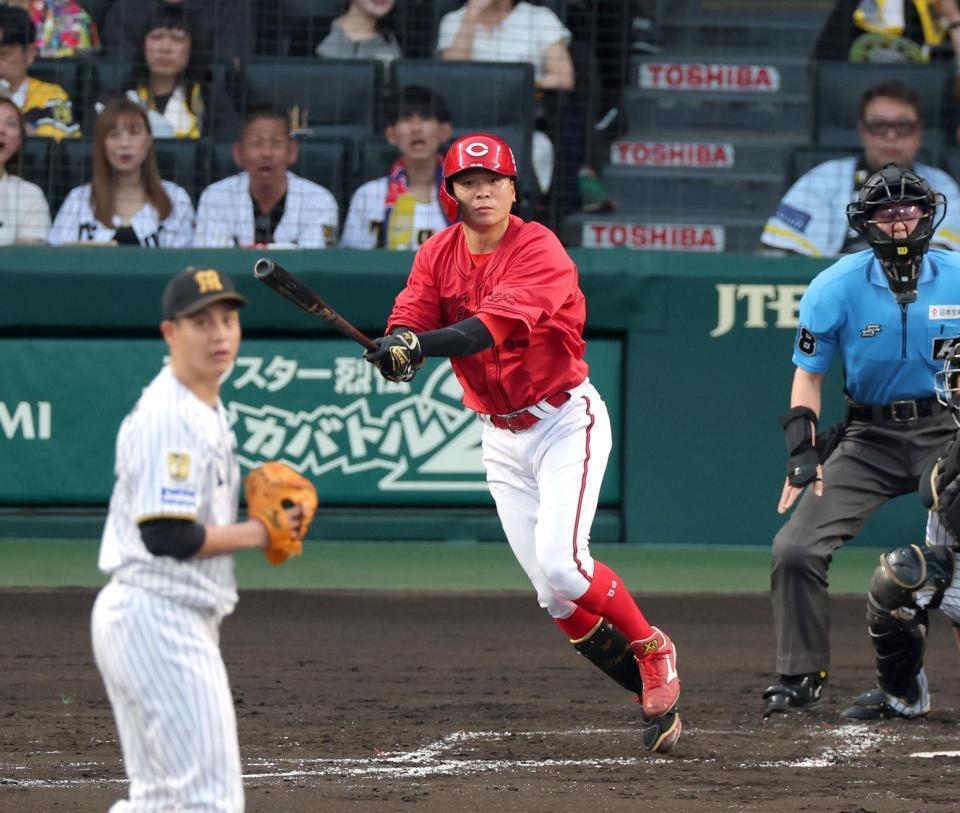 ３回、中前へ先制適時打を放つ大盛（撮影・立川洋一郎）