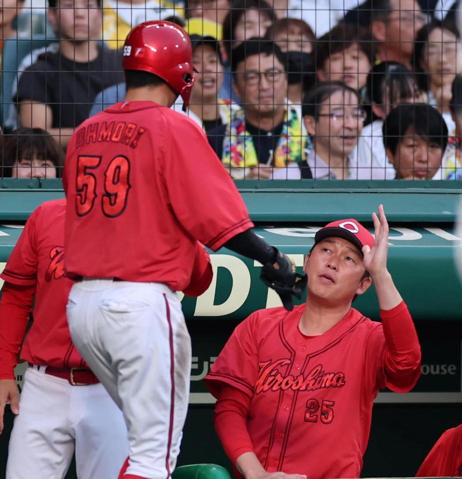 ３回、生還した大盛を迎える新井監督（右）＝撮影・山口登
