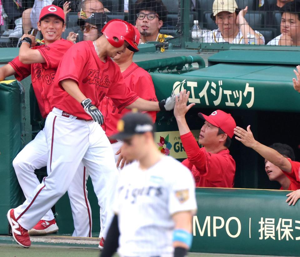３回、大盛の先制適時打で生還した森（手前）とタッチを交わす新井監督（撮影・立川洋一郎）