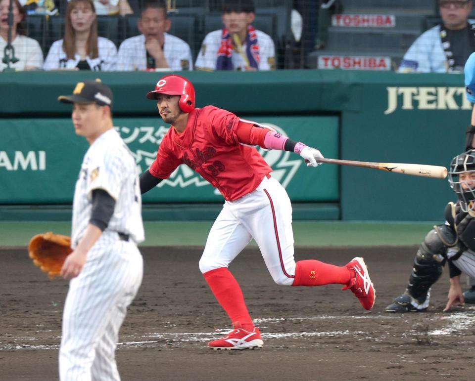 ３回、右前へ適時打を放つ菊池（撮影・立川洋一郎）