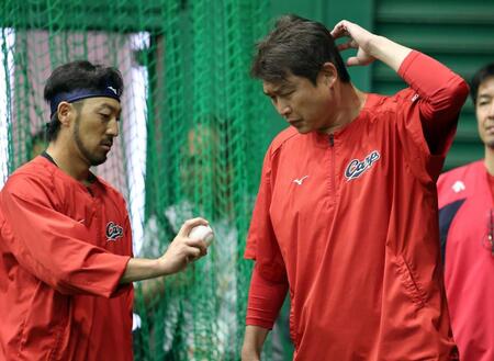 菊池は負傷した指を新井監督に見せる（撮影・山口登）