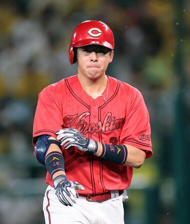 ６回、左飛に倒れる野間（撮影・山口登）