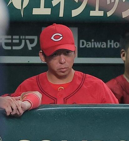 阪神に敗れ、グラウンドを見つめる野間（撮影・西田忠信）
