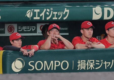 ９回、ベンチから試合を見る野間（中央）＝撮影・西田忠信