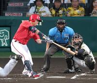 ２回、左翼線へ二塁打を放つ野間（撮影・立川洋一郎）
