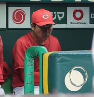 ８回、劣勢に厳しい表情の新井監督（撮影・西田忠信）