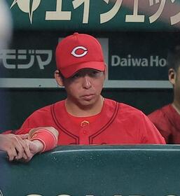 阪神に敗れ、グラウンドを見つめる野間（撮影・西田忠信）
