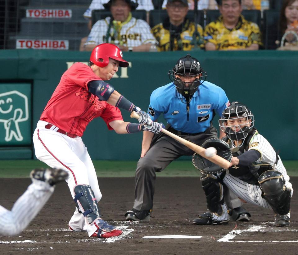 ２回、左翼線へ二塁打を放つ野間（撮影・立川洋一郎）