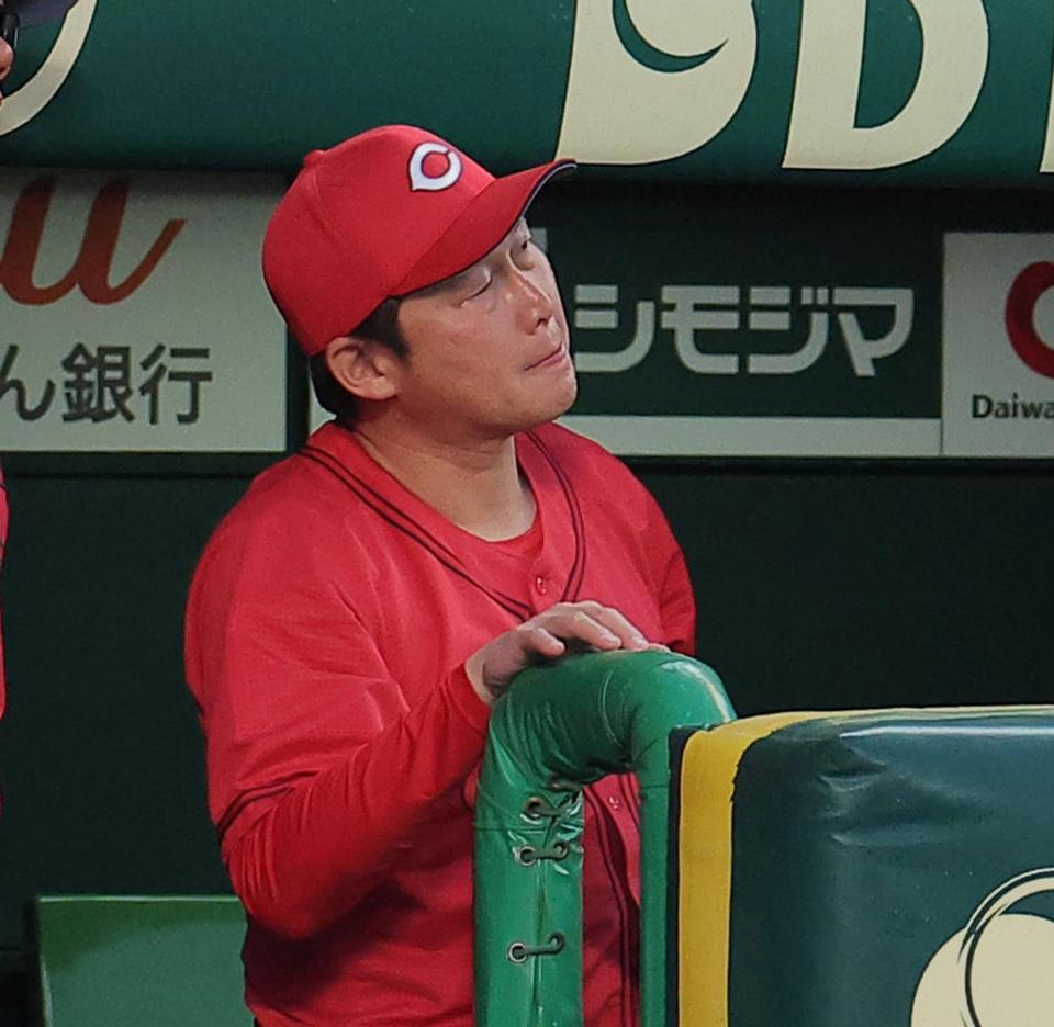 ２回、石原が見逃し三振に倒れ渋い表情の新井監督（撮影・西田忠信）