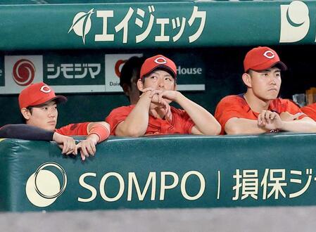 ９回、ベンチから試合を見る野間