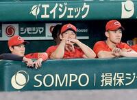 ９回、ベンチから試合を見る野間
