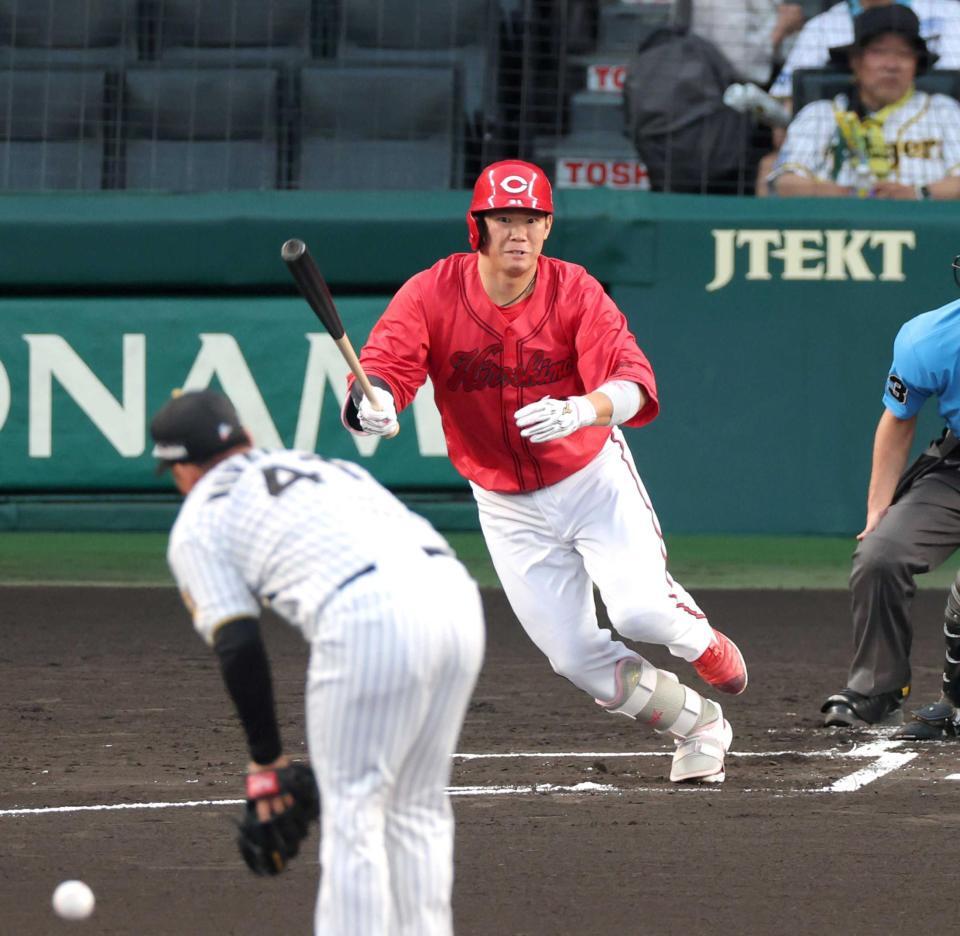 １回、中前へ先制適時打を放つ坂倉（撮影・立川洋一郎）