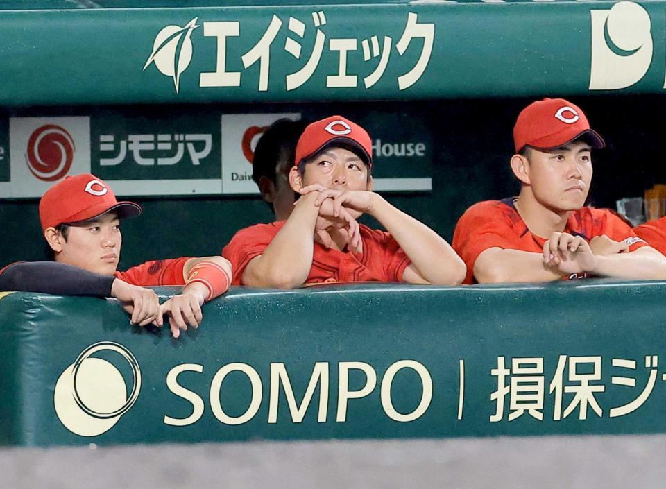 ９回、ベンチから試合を見る野間