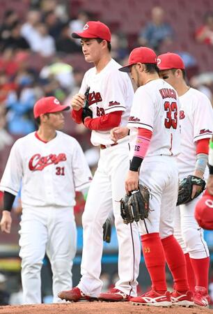 ２回、追加点を許した岡本（左から２人目）のもとに集まる広島ナイン