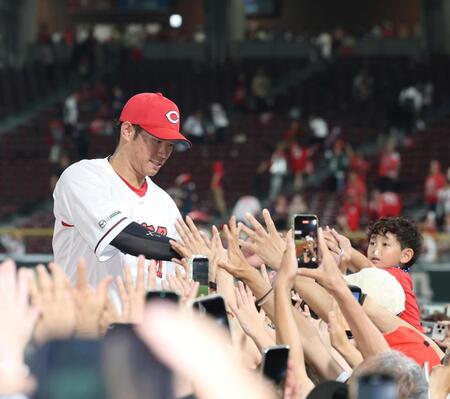 ファンと勝利のタッチを交わす坂倉（撮影・北村雅宏）