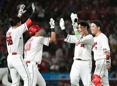逆転サヨナラ２ランを放ち、喜ぶ坂倉（左から３人目）ら広島ナイン