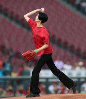 始球式を務める元バレーボール女子日本代表・栗原恵さん（撮影・北村雅宏）
