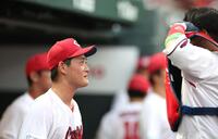 ４回を投げ終え、ベンチで石原と話し合う岡本（左）＝撮影・北村雅宏