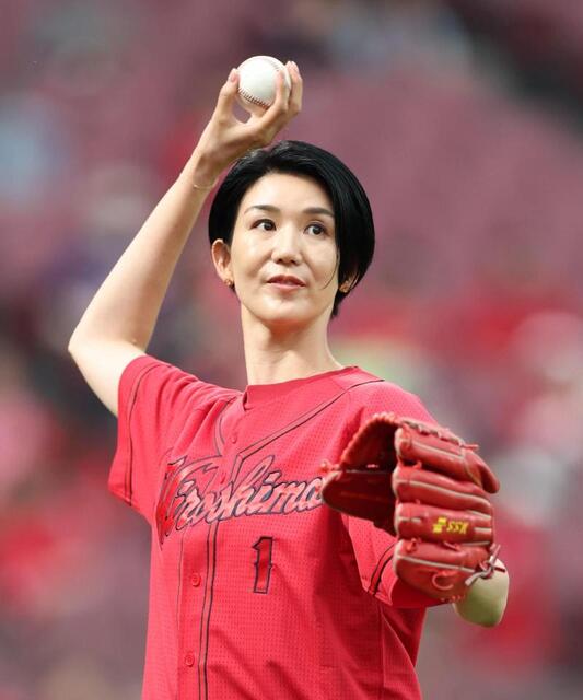 プリンセス・メグこと栗原恵さんが始球式 見事ノーバン投球に「大満足