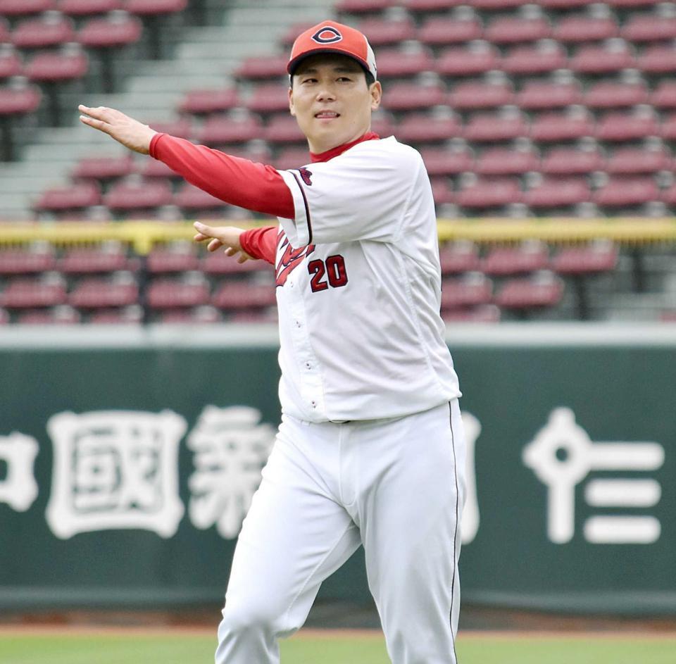登板へ向け調整する栗林（撮影・高橋涼太朗）