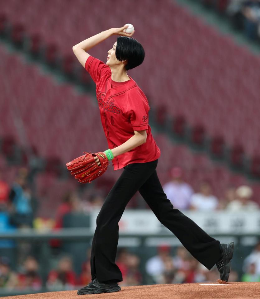 始球式を務める元バレーボール女子日本代表・栗原恵さん（撮影・北村雅宏）