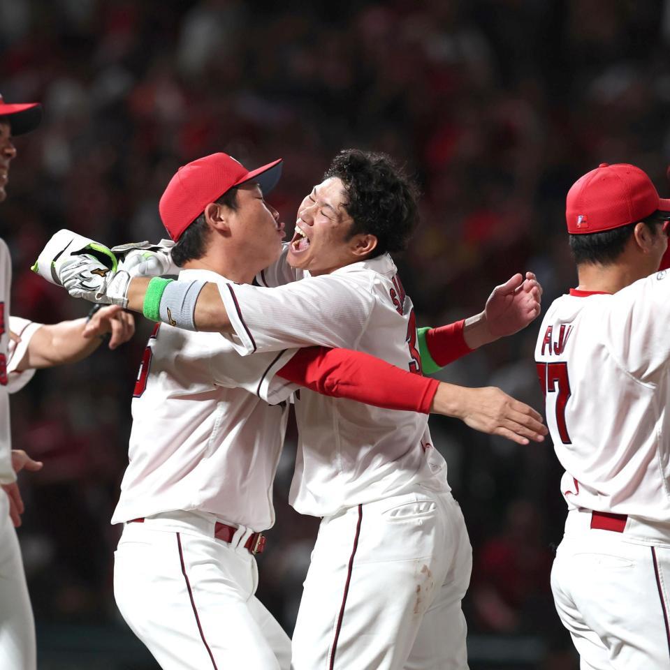 ９回、サヨナラ２ランを放ち、新井監督（左）と抱擁を交わす坂倉（撮影・北村雅宏）