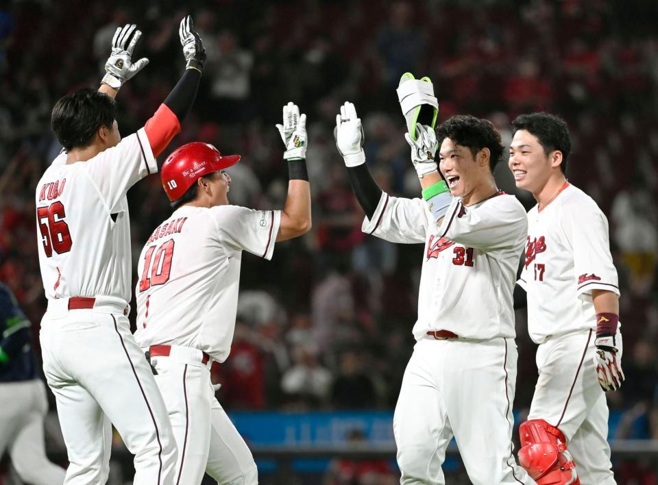逆転サヨナラ２ランを放ち、喜ぶ坂倉（左から３人目）ら広島ナイン