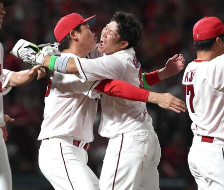 サヨナラ２ランを放ち新井監督（左）と抱擁を交わす坂倉（撮影・北村雅宏）