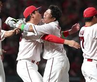 サヨナラ２ランを放ち新井監督（左）と抱擁を交わす坂倉（撮影・北村雅宏）