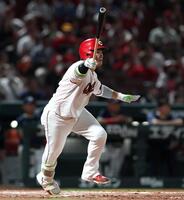 ７回、右前打を放つ坂倉（撮影・北村雅宏）