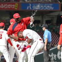 ９回、サヨナラとなる押し出し四球を選び、ハーンに手荒い祝福を受けるモンテロ（手前）＝撮影・北村雅宏