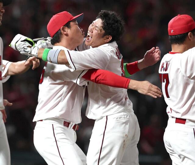 サヨナラ２ランを放ち新井監督（左）と抱擁を交わす坂倉（撮影・北村雅宏）
