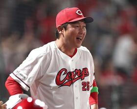 ９回、坂倉がサヨナラ２ランを放ち、喜ぶ新井監督（撮影・北村雅宏）