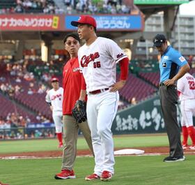 広島　先発・玉村１９球で緊急降板　まさかのアクシデントにマツダスタジアムが騒然　ベースカバーで負傷か　足をひきずってベンチ裏へ