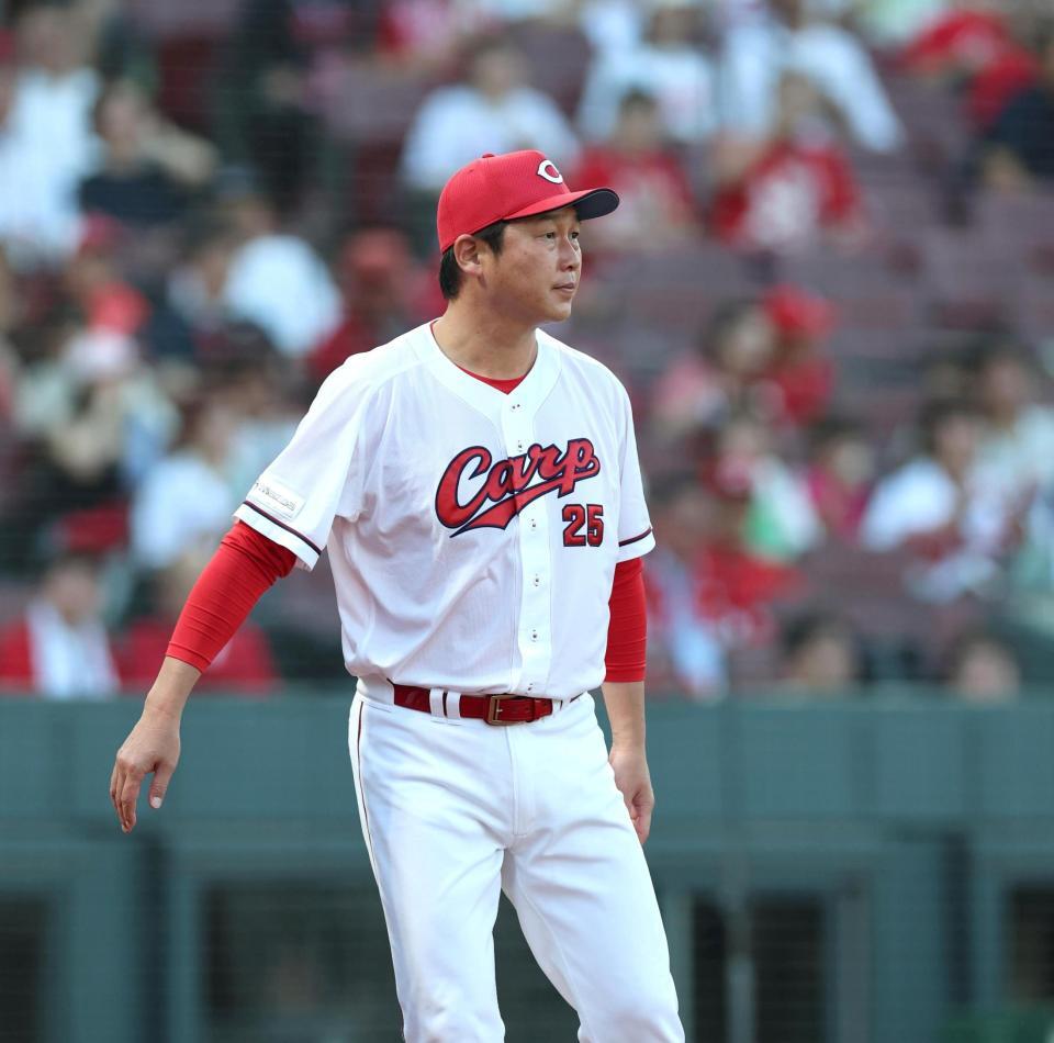 ２回を終え、選手交代を告げる新井監督（撮影・北村雅宏）