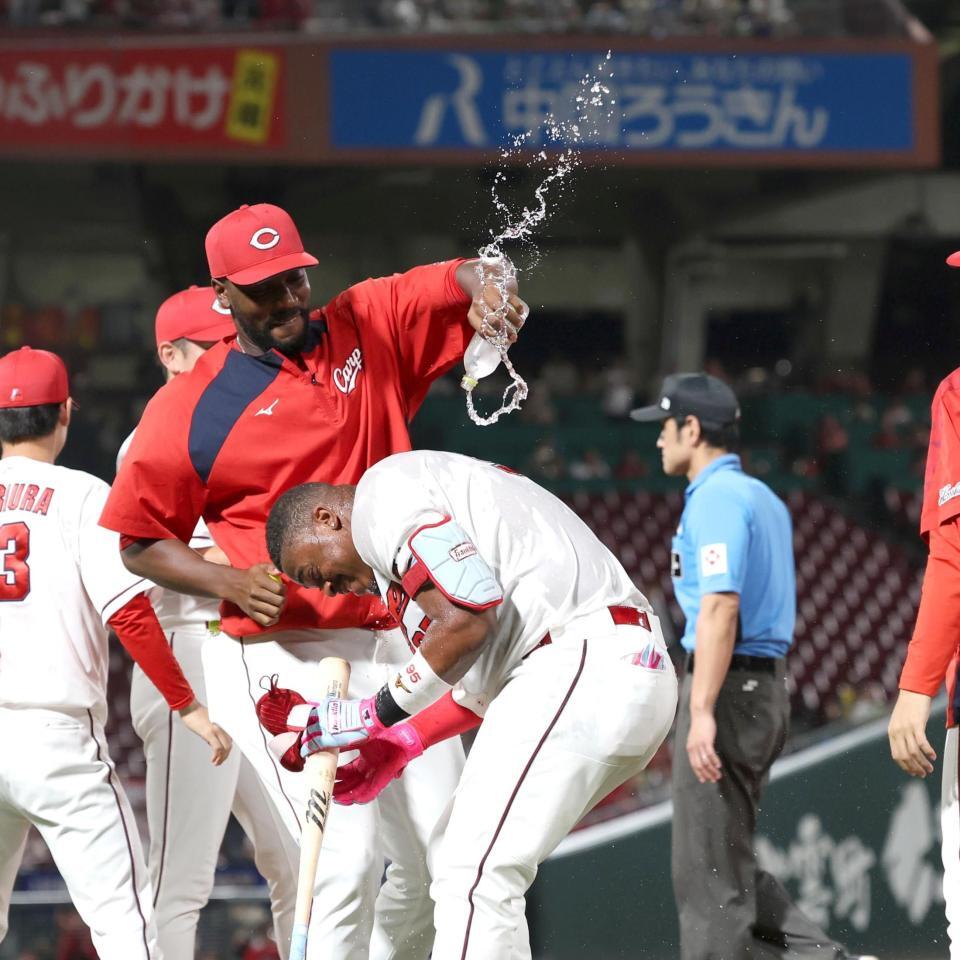 ９回、サヨナラとなる押し出し四球を選び、ハーンに手荒い祝福を受けるモンテロ（手前）＝撮影・北村雅宏