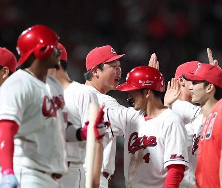 ９回、サヨナラ勝ちし、ナインを迎える広島・新井貴浩監督（中央）＝マツダ（撮影・北村雅宏）