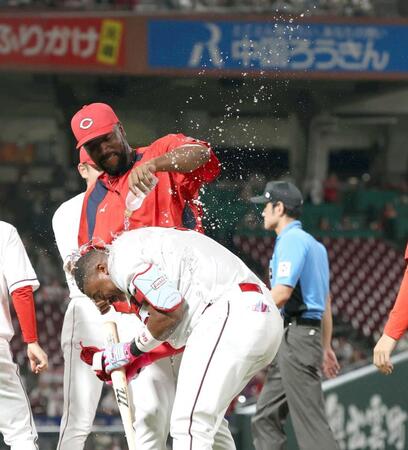 ９回、サヨナラとなる押し出し四球を選び、ハーンに手荒い祝福を受けるモンテロ（撮影・北村雅宏）
