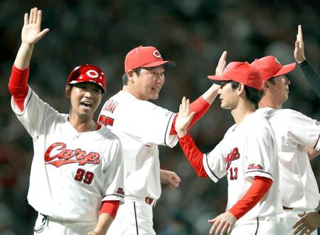 サヨナラ勝ちでナインを迎える新井監督